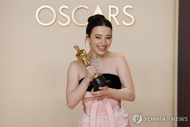2일 오스카 여우주연상 받은 마이키 매디슨 (출처=연합뉴스)