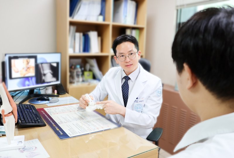 [서울=뉴시스] 4일 의료계에 따르면 피부가 손상돼 골절된 부분이 피부를 뚫고 나오거나, 피부가 사고로 인해 사라진 경우를 개방성 골절이라고 한다. 골절된 뼈가 외부 환경에 노출돼 심한 근육 손상과 함께 감염의 위험이 높아진다. (사진=세란병원 제공) 2025.02.28. photo@newsis.com *재판매 및 DB 금지