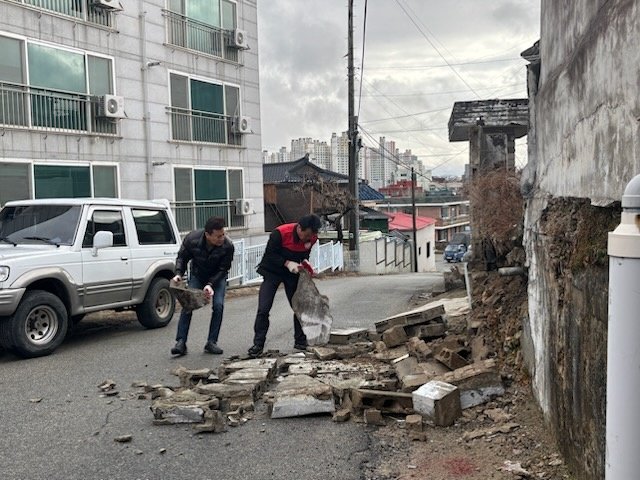 [서산=뉴시스] 서산시청 직원들이 3일 오전 부춘동에서 발생한 빈집 노후 담장 붕괴 현장을 찾아 복구작업을 하고 있다. (사진=서산시 제공) 2025.03.03. photo@newsis.com *재판매 및 DB 금지