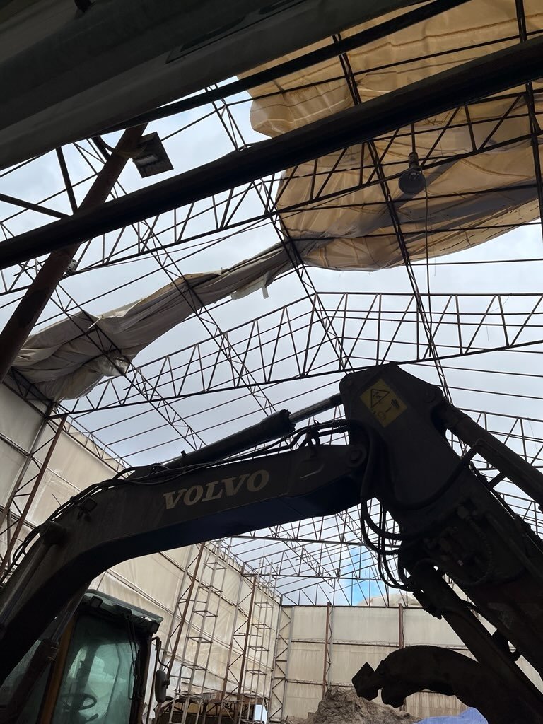 [서산=뉴시스] 3일 강풍과 비로 서산시 고북농공단지 한 종합폐기물처리업체 천막동 지붕이 일부 날아간 모습. (사진=서산시 제공) 2025.03.03. photo@newsis.com *재판매 및 DB 금지