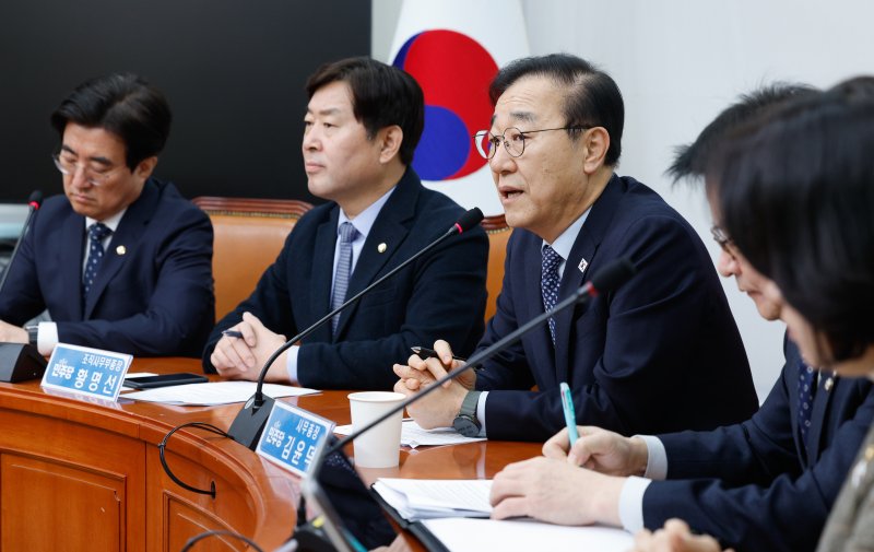 김윤덕 더불어민주당 사무총장이 2일 서울 여의도 국회에서 현안 관련 기자간담회를 하고 있다. 왼쪽부터 김성회 대변인, 황명선 조직사무부총장, 김 사무총장, 임호선 수석사무부총장, 박지혜 디지털사무부총장. 2025.2.2/뉴스1 ⓒ News1 안은나 기자