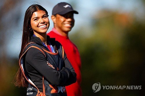 작년 12월 아버지 캐디로 나선 샘 우즈. (출처=연합뉴스)