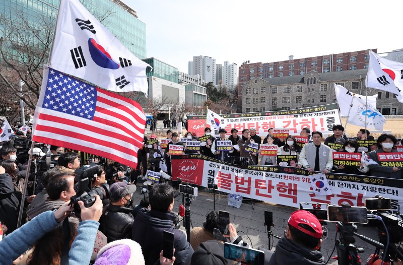 자유 대한민국을 수호하는 중앙인들이 3일 서울 동작구 중앙대학교 정문에서 윤석열 대통령 탄핵 반대 시국선언을 하고 있다. 2025.3.3/뉴스1 ⓒ News1 김성진 기자