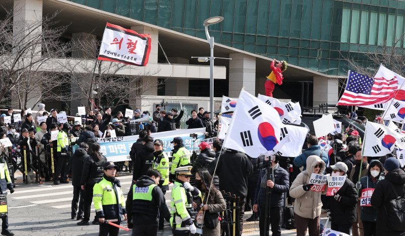 3일 서울 동작구 중앙대학교 정문에서 윤석열 대통령 탄핵 찬·반 집회가 동시에 열리고 있다. 2025.3.3/뉴스1 ⓒ News1 김성진 기자