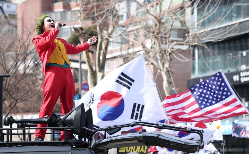 3일 서울 동작구 중앙대학교 정문에서 열린 윤석열 대통령 탄핵 반대 집회에서 한 참가자가 조커 분장을 한 채 발언하고 있다. 2025.3.3/뉴스1 ⓒ News1 김성진 기자
