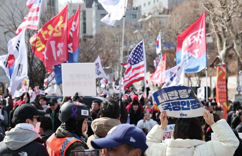 3일 서울 동작구 중앙대학교 정문에서 윤석열 대통령 탄핵 찬·반 집회가 동시에 열리고 있다. 2025.3.3/뉴스1 ⓒ News1 김성진 기자