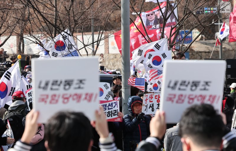 3일 서울 동작구 중앙대학교 정문에서 윤석열 대통령 탄핵 찬·반 집회가 동시에 열리고 있다. 2025.3.3/뉴스1 ⓒ News1 김성진 기자