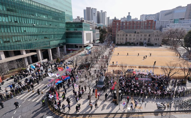 3일 서울 동작구 중앙대학교 정문에서 윤석열 대통령 탄핵 찬·반 집회가 동시에 열리고 있다. 2025.3.3/뉴스1 ⓒ News1 김성진 기자