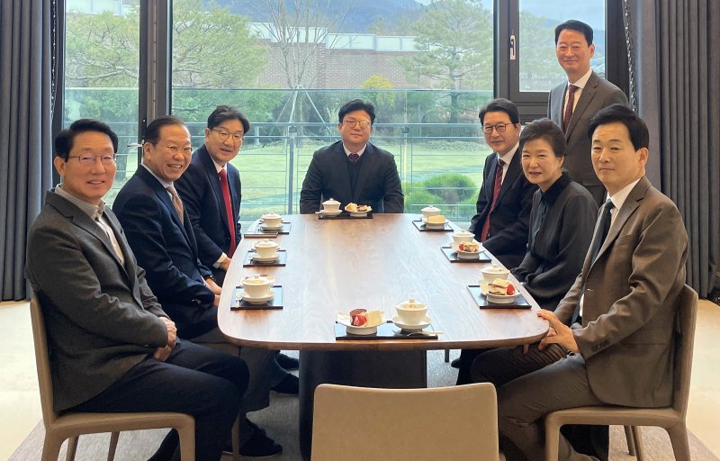 국민의힘 권영세 비상대책위원장, 권성동 원내대표, 김상훈 정책위의장 등 당 지도부가 3일 오후 대구 달성군 유가읍 박근혜 전 대통령 사저를 찾아 박 전 대통령을 예방하고 있다. (국민의힘 제공) 2025.3.3/뉴스1