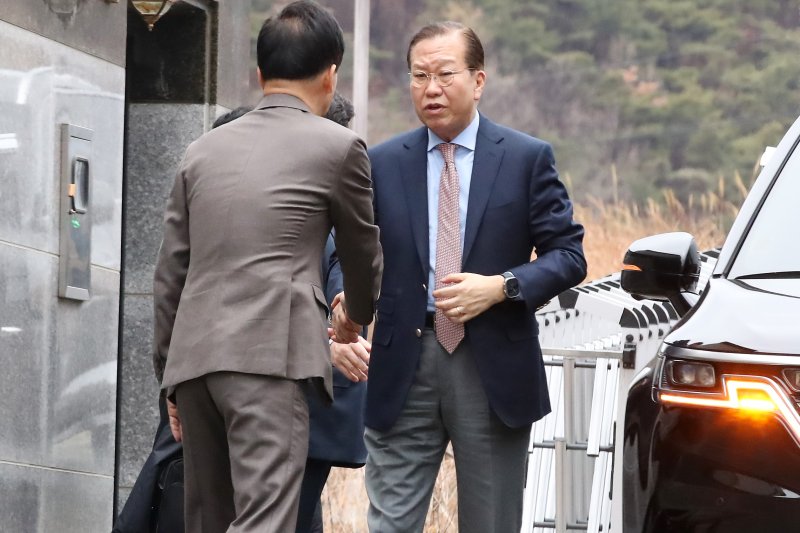 권영세 국민의힘 비상대책위원장이 3일 오후 박근혜 전 대통령을 예방하기 위해 대구 달성군 유가읍 사저 앞에 도착해 유영하 의원과 인사 나누고 있다. 2025.3.3/뉴스1 ⓒ News1 공정식 기자