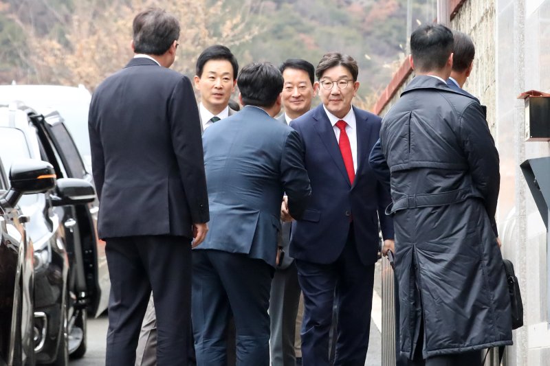 국민의힘 권영세 비상대책위원장, 권성동 원내대표, 김상훈 정책위의장 등 당 지도부가 3일 오후 박근혜 전 대통령을 예방하기 위해 대구 달성군 유가읍 사저 안으로 들어가고 있다. 2025.3.3/뉴스1 ⓒ News1 공정식 기자