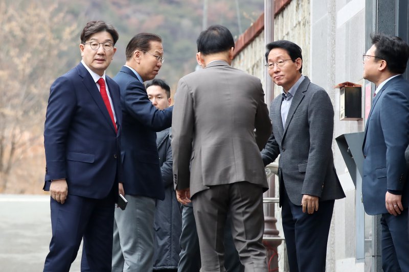 국민의힘 권영세 비상대책위원장, 권성동 원내대표, 김상훈 정책위의장 등 당 지도부가 3일 오후 대구 달성군 유가읍 박근혜 전 대통령 사저를 찾아 박 전 대통령을 예방한 뒤 사저를 떠나기 전 유영하 의원과 인사 나누고 있다. 2025.3.3/뉴스1 ⓒ News1 공정식 기자