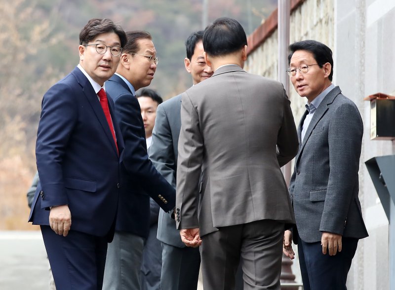 국민의힘 권영세 비상대책위원장, 권성동 원내대표, 김상훈 정책위의장 등 당 지도부가 3일 오후 대구 달성군 유가읍 박근혜 전 대통령 사저를 찾아 박 전 대통령을 예방한 뒤 사저를 떠나기 전 유영하 의원과 인사 나누고 있다. 2025.3.3/뉴스1 ⓒ News1 공정식 기자