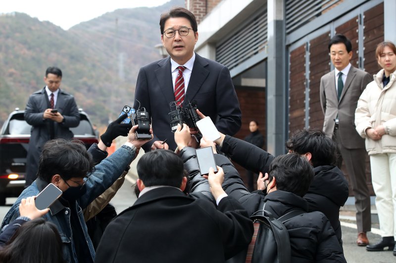 국민의힘 권영세 비상대책위원장, 권성동 원내대표, 김상훈 정책위의장 등 당 지도부가 3일 오후 대구 달성군 유가읍 박근혜 전 대통령 사저를 찾아 박 전 대통령을 예방한 뒤 신동욱 수석대변인이 사저를 떠나기 전 브리핑하고 있다. 2025.3.3/뉴스1 ⓒ News1 공정식 기자