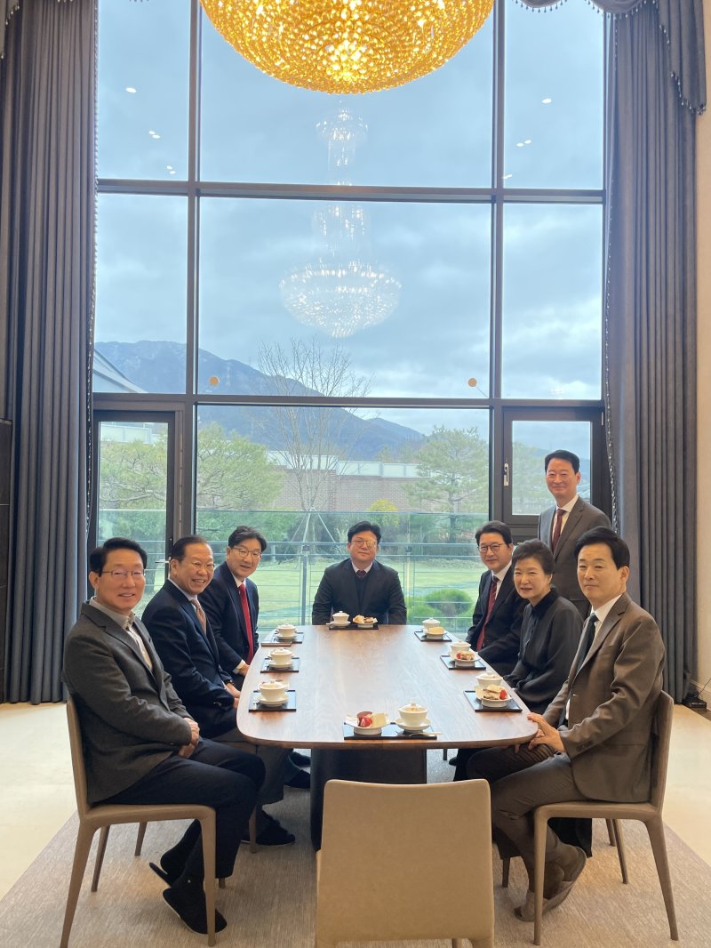 국민의힘 권영세 비상대책위원장, 권성동 원내대표, 김상훈 정책위의장 등 당 지도부가 3일 오후 대구 달성군 유가읍 박근혜 전 대통령 사저를 찾아 박 전 대통령을 예방하고 있다. (국민의힘 제공) 2025.3.3/뉴스1