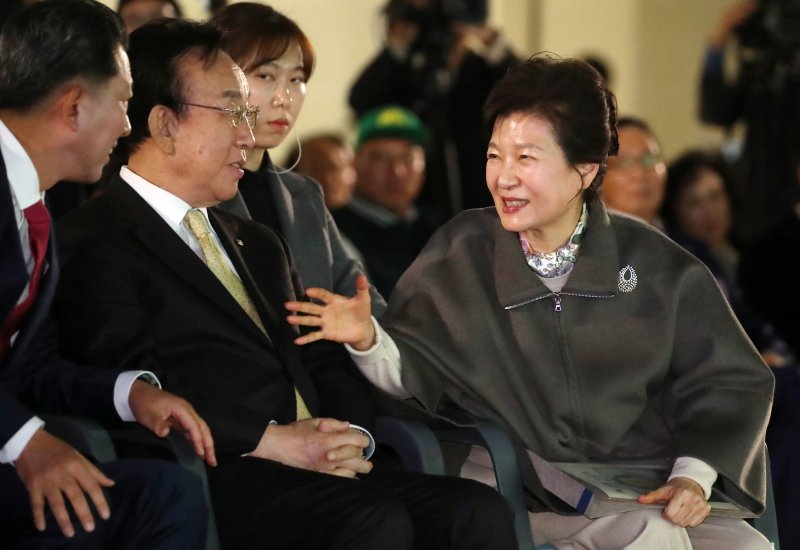 박근혜 전 대통령이 14일 경북 구미코에서 열린 '박정희 대통령 탄신 107돌 문화행사'에 참석해 박정희 복원 영상 메시지를 관람한 뒤 김관용 민주평화통일자문회의 수석부의장(전 경북도지사), 김장호 구미시장과 대화하고 있다. 2024.11.14/뉴스1 ⓒ News1 공정식 기자