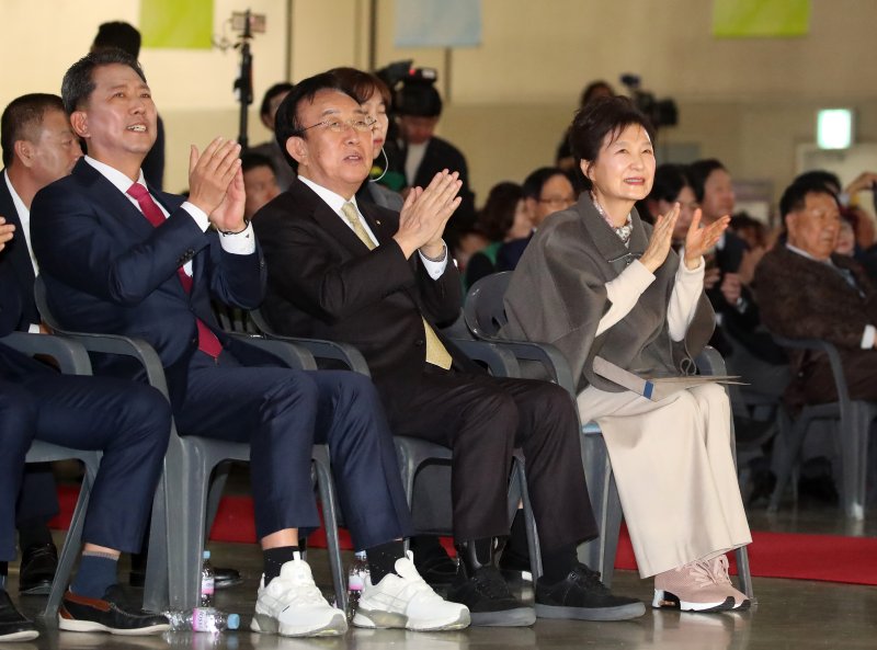 박근혜 전 대통령이 14일 경북 구미코에서 열린 '박정희 대통령 탄신 107돌 문화행사'에 참석해 손뼉을 치고 있다. 2024.11.14/뉴스1 ⓒ News1 공정식 기자