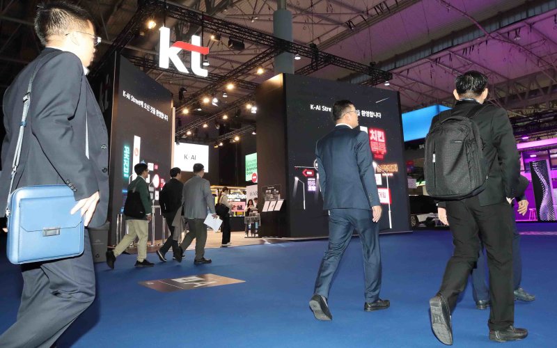 MWC 2025 입장세계 최대 이동통신 전시회 '모바일 월드 콩그레스(MWC) 2025' 개막을 맞은 3일(현지시간) 스페인 바르셀로나 피라 그란 비아 전시장에 업체 관계자들이 입장하고 있다. 2025.3.3/뉴스1 ⓒ News1 사진공동취재단