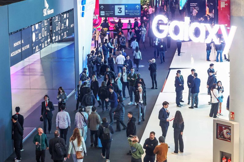 세계 최대 이동통신 전시회 '모바일 월드 콩그레스(MWC) 2025' 개막을 맞은 3일(현지시간) 스페인 바르셀로나 피라 그란 비아 전시장이 관람객들로 붐비고 있다. 2025.3.3/뉴스1 ⓒ News1 민경석 기자