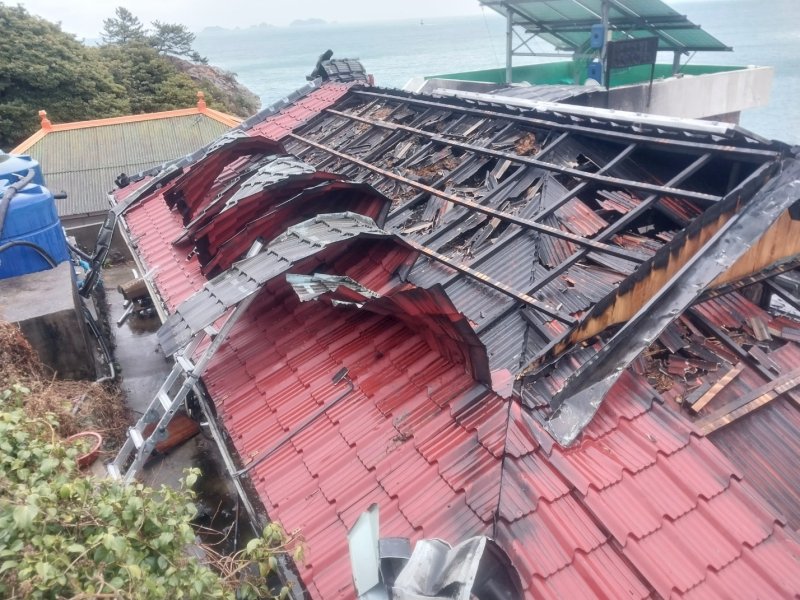 3일 오전 경남 통영시 욕지면 단독주택 화재 현장.(경남소방본부 제공. 재판매 및 DB 금지)