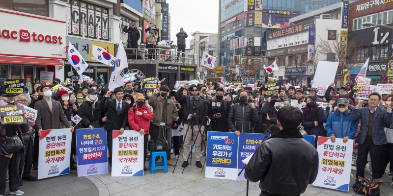 [전주=뉴시스] 강경호 기자 = 개강을 하루 앞둔 3일 전북 전주시 전북대학교 구정문 앞 버스킹존에서 열린 윤석열 대통령의 탄핵을 반대하는 대학생 시국선언 집회에서 대표 발언자인 이사야씨가 구호를 외치자 집회에 참석한 이들이 구호를 제창하고 있다. 2025.03.03. lukekang@newsis.com