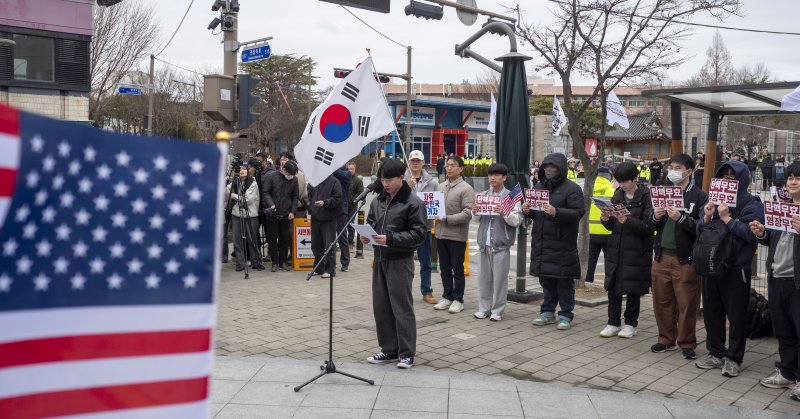 [전주=뉴시스] 강경호 기자 = 개강을 하루 앞둔 3일 전북 전주시 전북대학교 구정문 앞 버스킹존에서 열린 윤석열 대통령의 탄핵을 반대하는 대학생 시국선언 집회에서 대표 발언자인 이사야씨가 발언하고 있다. 2025.03.03. lukekang@newsis.com