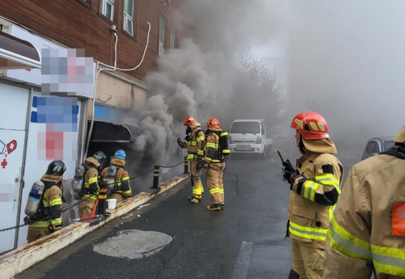 한의원 화재 진압하는 소방대원들 (출처=연합뉴스)