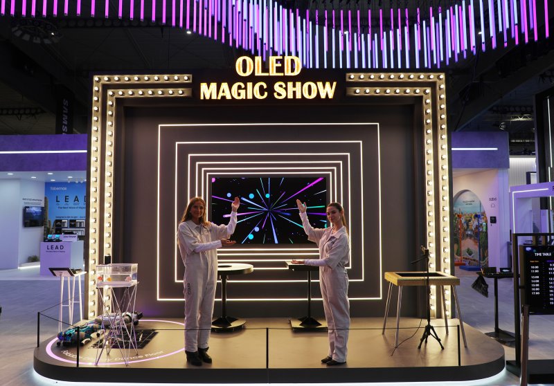 반으로 접어 가방처럼 사용하는 폴더블 노트북… 삼성디스플레이 'OLED 매직' 펼친다 [MWC 2025]