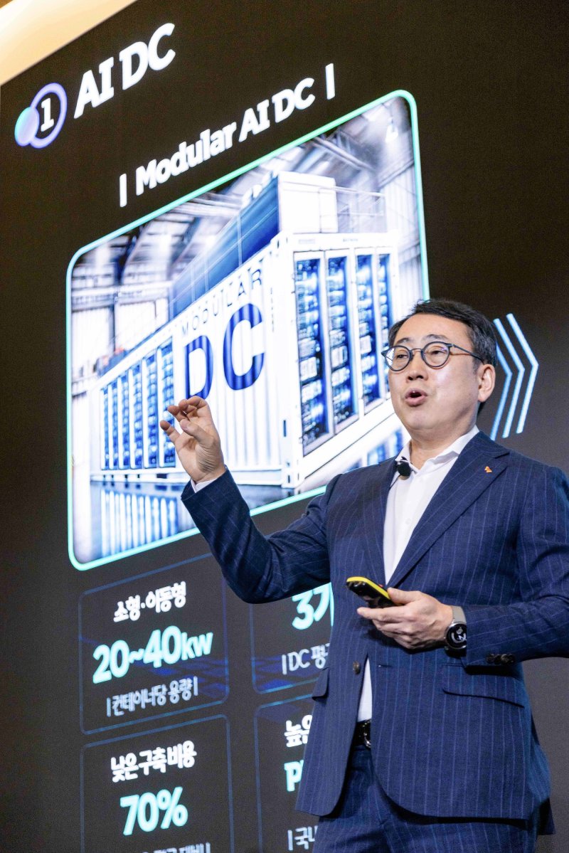 유영상 SKT CEO가 2일(현지시간) 스페인 바르셀로나에서 열린 MWC2025 기자간담회에서 AI 사업 고도화 전략을 설명하고 있다. SK텔레콤 제공