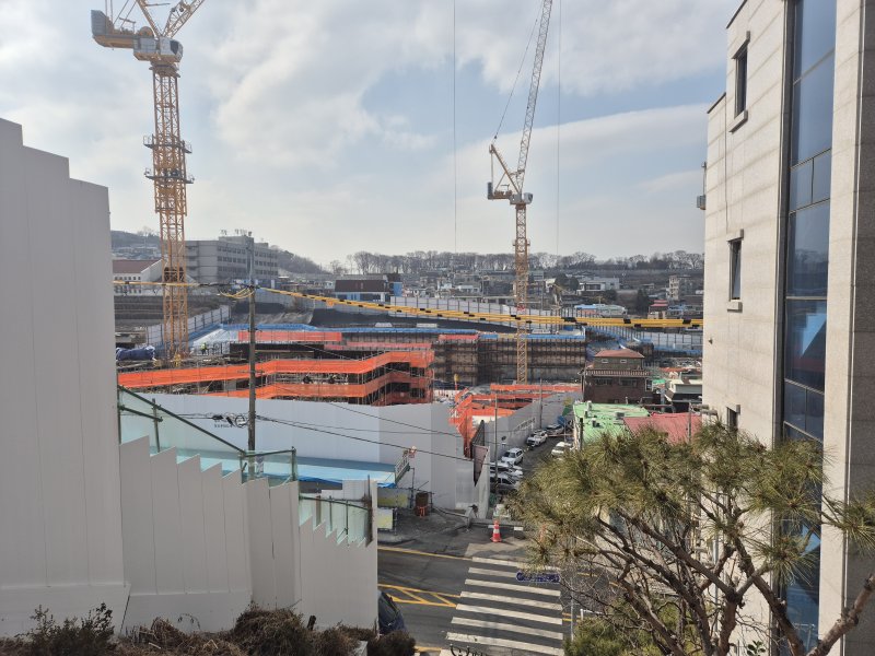 서울 시내 한 재개발 지역에 건축 중인 대단지 아파트. 이 단지는 지난달 미분양 세대에 대해 무순위 청약을 진행했지만 아직 완판되지 못했다. 사진=연지안 기자
