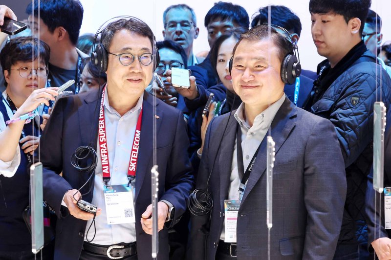 유영상 SK텔레콤 대표(앞줄 왼쪽)와 노태문 삼성전자 사장(앞줄 오른쪽)이 3일(현지시간) 스페인 바르셀로나 피라 그란 비아 전시장에서 열린 '모바일 월드 콩그레스(MWC) 2025'의 삼성전자 부스에서 대화하고 있다. 이날 유 대표는 노태문 사장에게 "프로젝트 무한 기기를 안경으로 진화시킬 생각이 있느냐, 통신칩은 탑재돼 있느냐"고 묻기도 했다. 사진=뉴스1화상