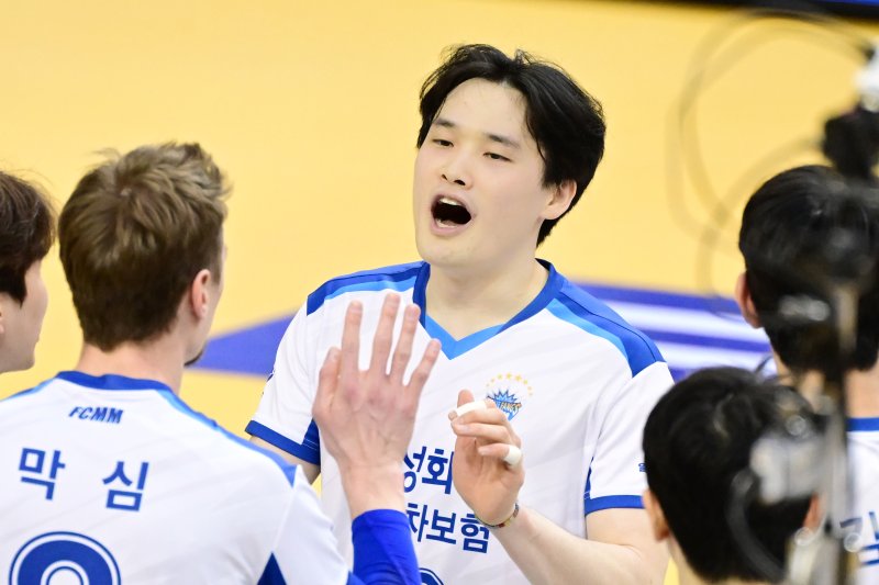 [서울=뉴시스] 프로배구 삼성화재 김정호가 3일 의정부 경민대학교 기념관에서 열린 도드람 2024~2025 V-리그 남자부 KB손해보험과의 경기에서 득점에 성공한 뒤 환호하고 있다. (사진=KOVO 제공) 2025.03.03. *재판매 및 DB 금지