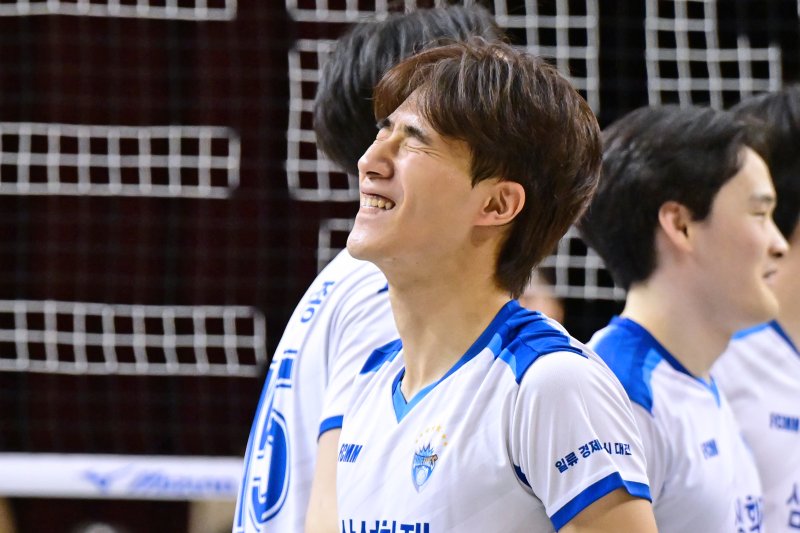 [서울=뉴시스] 프로배구 삼성화재 김우진이 3일 의정부 경민대학교 기념관에서 열린 도드람 2024~2025 V-리그 남자부 KB손해보험과의 경기에서 득점에 성공한 뒤 환호하고 있다. (사진=KOVO 제공) 2025.03.03. *재판매 및 DB 금지