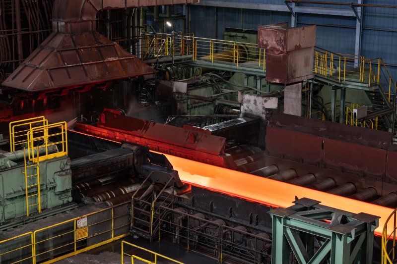 지난달 26일 포스코 광양제철소 후판공장 작업대 위에 놓인 고망간강 슬라브(반제품)가 주황색으로 빛나고 있다. 포스코가 세계 최초로 개발한 신소재 고망간강은 극한의 온도 변화에도 안정성을 유지하며 강도가 높고 쉽게 마모되지 않는다. 포스코 제공