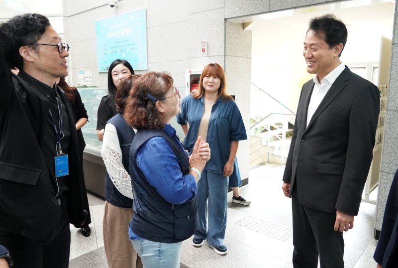 120다산콜은 서울시와 관련한 다양한 행정 서비스를 전화 한 통으로 간단히 해결할 수 있는 민원전화를 만들겠다는 것을 목표로 오세훈 서울시장이 재임하던 지난 2007년 서비스를 시작했다. 오세훈 서울시장이 2023년 9월 추석 명절을 하루 앞두고 서울 동대문구 120다산콜재단을 방문해 직원들과 인사를 나누고 있다. 서울시 제공