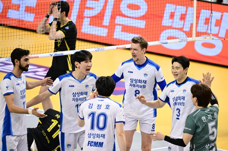 득점 후 기뻐하는 삼성화재 선수들(KOVO제공)