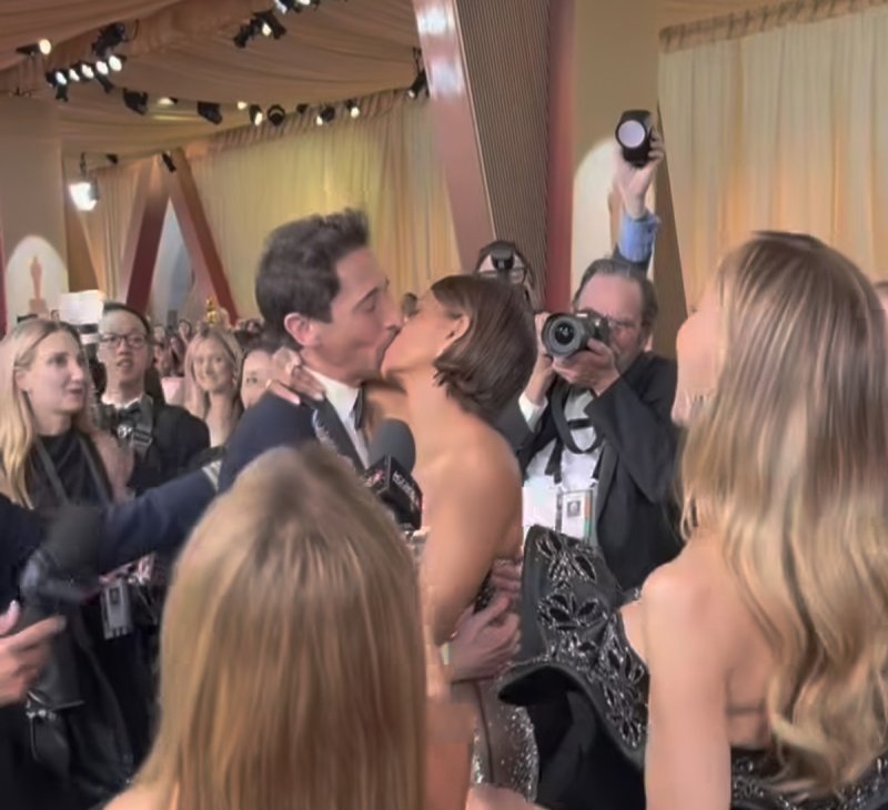 오스카 무대서 강제 키스 22년만에…'보복 키스'로 갚아준 그녀 (출처=연합뉴스)