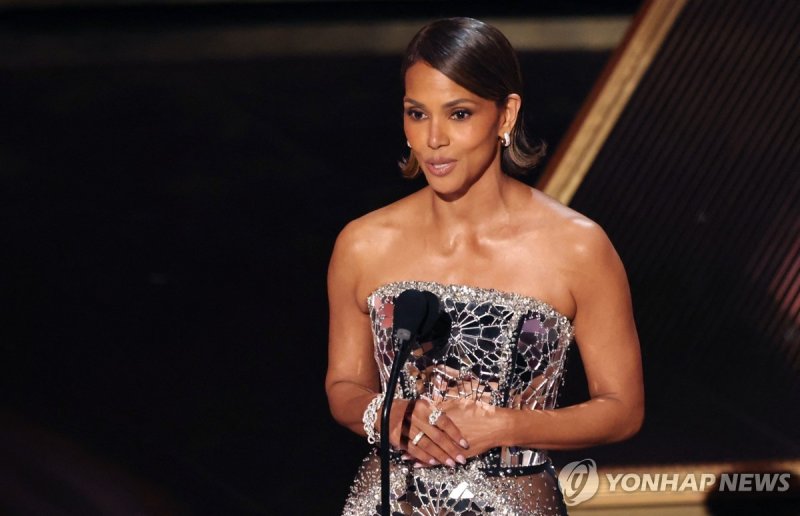 오스카 무대서 강제 키스 22년만에…'보복 키스'로 갚아준 그녀 (출처=연합뉴스)