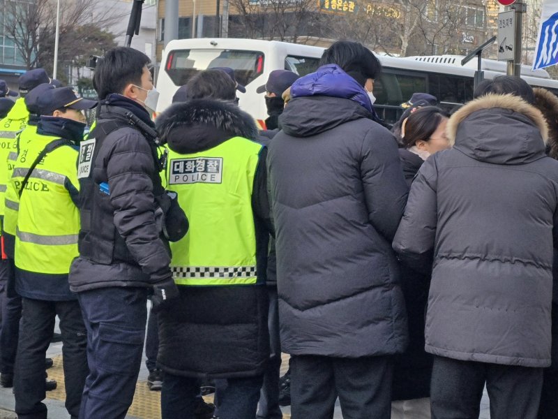 서울서부지법 폭동 사태가 일어나기 이틀 전인 지난 1월 17일 오후 서울 마포구 서부지법 앞에서 한 대화경찰이 시위대를 설득하고 있다. 사진=서지윤 기자