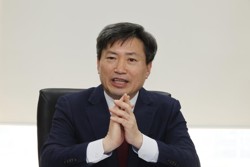 이종우 서울중앙지법 형사단독 전담법관이 지난달 28일 본인의 사무실에서 전담법관으로서 다짐을 말하고 있다. 사진=박범준 기자