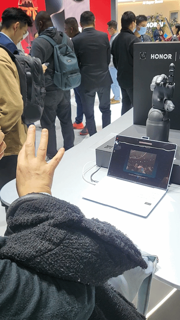 뒤로 걷는 2족보행 로봇·편의점 변신한 자율주행차…AI가 지배한 MWC [MWC 2025]