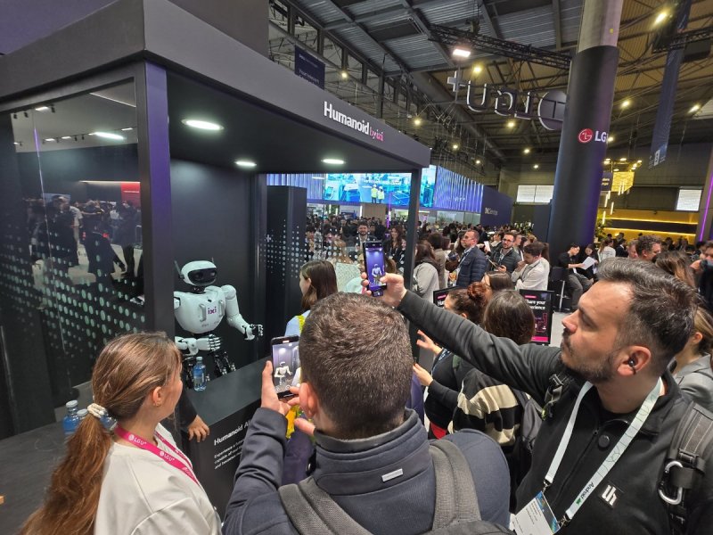 [바르셀로나(스페인)=뉴시스]MWC25가 개막한 3일(현지시간) 스페인 바르셀로나 피아 그란 비아의 LG유플러스 부스에 전시된 AI 익시 기반 휴머노이드 로봇 '앨리스' 앞에 관람객들이 몰려있다. (사진=윤현성 기자)
