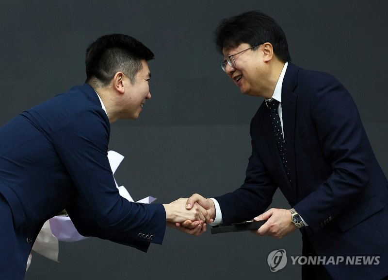 윤성욱 사무총장에 기념패 수여하는 유승민 체육회장 (출처=연합뉴스)