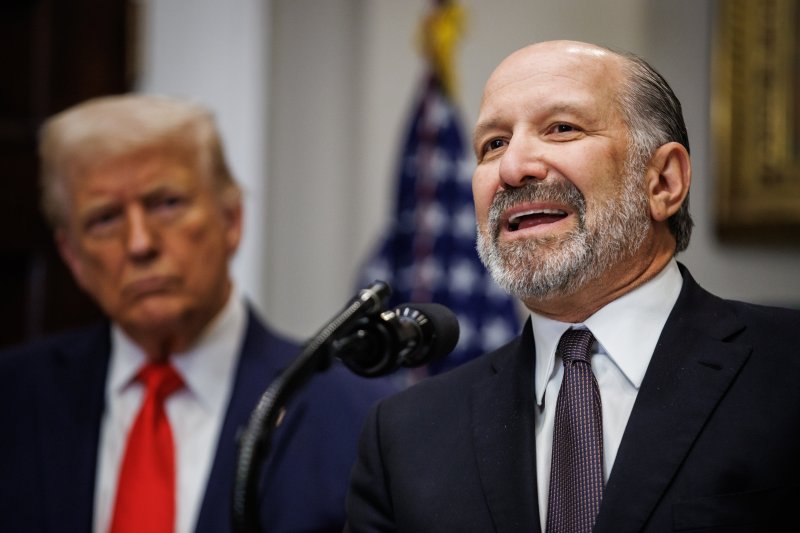 3일(현지시간) 미국 워싱턴DC 백악관에서 하워드 러트닉 미국 상무장관(오른쪽)이 도널드 트럼프 미국 대통령이 바라보는 가운데 연설하고 있다.EPA연합뉴스