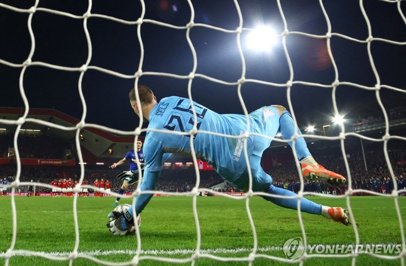 입스위치 5번 키커의 슈팅을 막아내는마츠 셀스 (출처=연합뉴스)