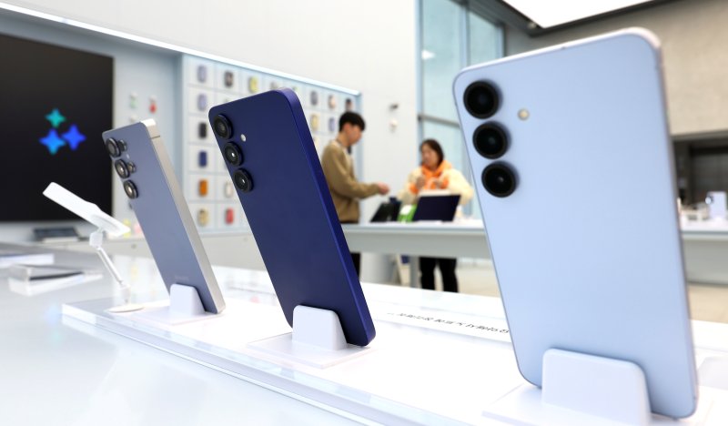 [서울=뉴시스] 김금보 기자 = 28일 서울 서초구 삼성스토어 강남점 갤럭시 스튜디오에서 방문객들이 갤럭시 S25 시리즈를 살펴보고 있다.삼성전자 '갤럭시 S25' 시리즈가 역대 갤럭시 시리즈중 가장 빠르게 국내 100만대 판매 신기록을 달성했다. 2025.02.28. kgb@newsis.com