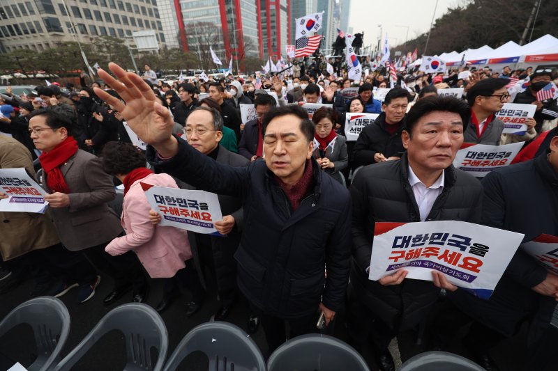 [서울=뉴시스] 김명년 기자 = 국민의힘 김기현, 추경호 등 의원들이 1일 오후 서울 영등포구 여의도 여의대로에서 열린 '세이브코리아 3·1절 국가비상기도회'에 참석해 있다. 2025.03.01. kmn@newsis.com