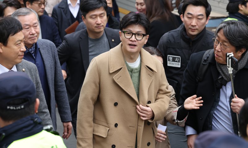 [서울=뉴시스] 정병혁 기자 = 한동훈 국민의힘 전 대표가 2일 오후 서울 종로구 나온 씨어터에서 제2연평해전을 다룬 공연 '바다는 비에 젖지 않는다'를 관람하기 위해 이동하고 있다. (공동취재) 2025.03.02. photo@newsis.com