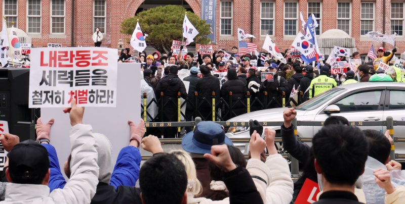 [부산=뉴시스] 하경민 기자 = 동아대 재학생으로 구성된 '자유민주수호를 위한 동아인들'과 시민 등이(사진 위) 3일 오후 부산 서구 동아대학교 부민캠퍼스 정문 앞에서 윤석열 대통령 탄핵 반대 시국선언을 열고 있고 있는 가운데 도로를 사이에 두고 윤석열 조속한 파면을 촉구하는 동아대 재학생, 졸업생, 민주시민 등이(아래) 윤 대통령 탄핵을 촉구하는 구호를 외치고 있다. 2025.03.03. yulnetphoto@newsis.com