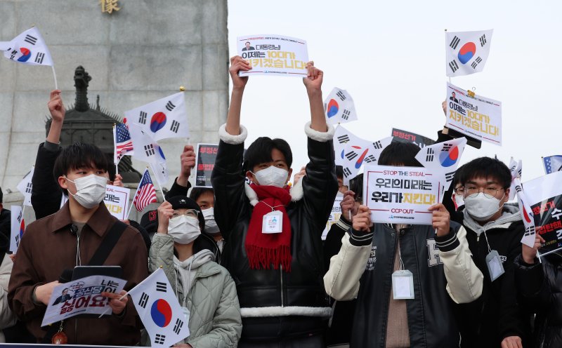 [서울=뉴시스] 이영환 기자 = 전국탄핵반대청소년연합 소속 청소년들이 3일 오후 서울 종로구 광화문광장 이순신 동상 앞에서 윤석열 대통령 탄핵반대 전국 중고교생 시국선언을 하고 있다. 2025.03.03. 20hwan@newsis.com